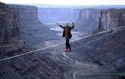 El slackliner R.J. Roush cruza el Fruit Bowl, cerca del Parque Nacional Tierra de Ca?ones, en Utah (EE UU).