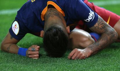 Neymar después de sufrir una entrada.