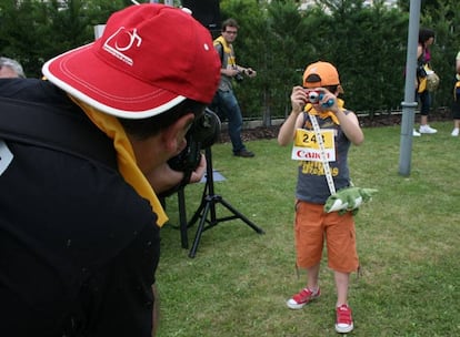 Ruben y a su hijo Alvar de 10 a?os se fotografan antes de que comience el maratn.