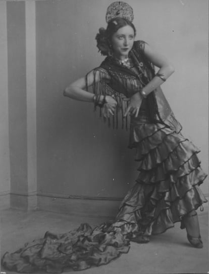 La escritora Anaïs Nin hacia 1928 vestida con traje de flamenca.