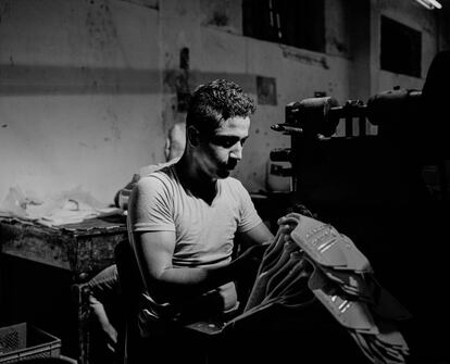 Un chico sirio de 17 años trabaja en un taller produciendo zapatillas falsificadas en el distrito de Bağcılar en Estambul. El responsable dice que emplea a niños sirios porque son baratos, pero que no se fía de ellos y que si pudiera asumir el coste recurriría a trabajadores locales.