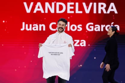 En tono de broma, Juan Carlos García, del restaurante Vandelvira (Jaén) ha mostrado en el escenario una camiseta donde ponía: “Decían que en Jaén no había ná”. En la provincia de Jaén han recaído al menos tres estrellas. 
