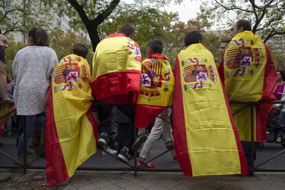 Los ciudadanos de Madrid han llenado de banderas de España desde primera hora de la mañana los dos kilómetros de recorrido.