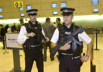 Dos policías vigilan el aeropuerto de Heathrow el pasado mes de octubre.