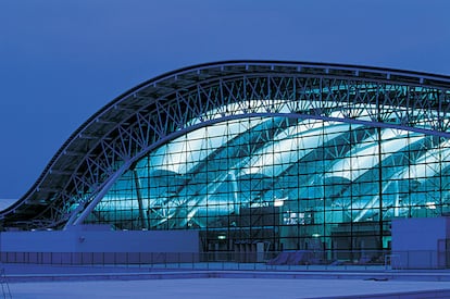 El estilo 'high-tech' domina en la forma ondulante del tejado del Aeropuerto Internacional de Kansai, en Osaka (Japón), de Renzo Piano, una de las mayores terminales aeroportuarias del mundo.