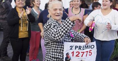 Vecinos de la localidad sevillana de Osuna, celebran el segundo premio de la lotería de Navidad.