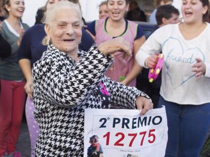 Vecinos de la localidad sevillana de Osuna, celebran el segundo premio de la lotería de Navidad.