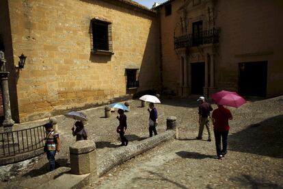 Turistas usan paraguas mientras se pasean por las calles de Ronda (Málaga).