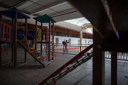 Homem caminha em frente a Parque de Diversões vazio no segundo piso do Shopping Panorâmico.