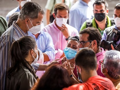 El rey Felipe VI y la reina Letizia conversan con afectados por el volcán en el barrio de La Laguna de Los Llanos de Aridana (La Palma), este jueves.