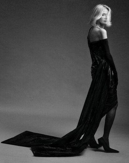 Danielle Slavik lleva vestido en tafetán de seda negro, guantes de ópera en viscosa negra y tacones modelo Space fabricados en caucho y recubiertos de terciopelo, todo de Balenciaga Couture. 