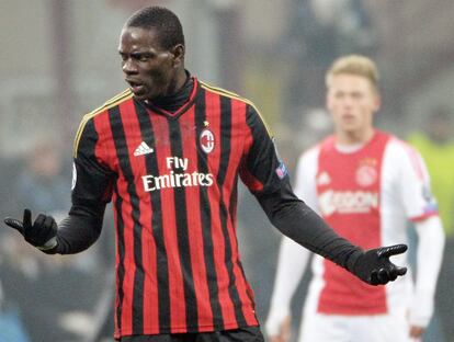 Balotelli realiza un gesto durante el partido.