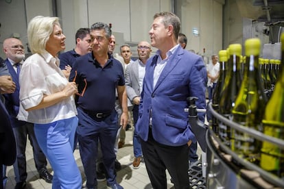 Emiliano García-Page (a la derecha) inaugura las nuevas instalaciones del Grupo García Pérez en Casas Ibáñez (Albacete) este lunes.