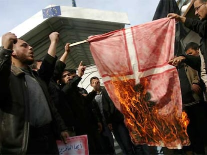 Militantes del grupo palestino Comité de Resistencia Popular queman una bandera de Dinamarca en Gaza.