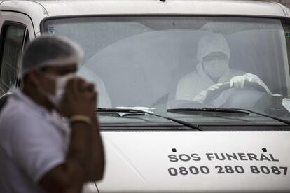 Trabajadores de servicios funerarios trasladan cadáveres en Manaos, cuyos hospitales están colapsados.