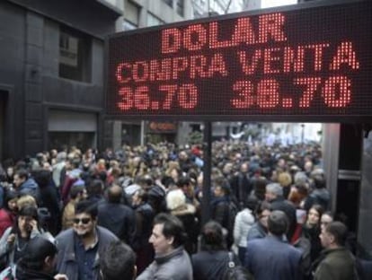 Un panel en una calle peatonal en el centro de Buenos Aires muestra el tipo de cambio del peso del pasado día 3.  