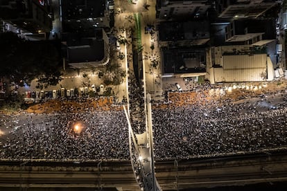 Centenares de personas cortan la autopista Ayalón en Tel Aviv, este domingo. 