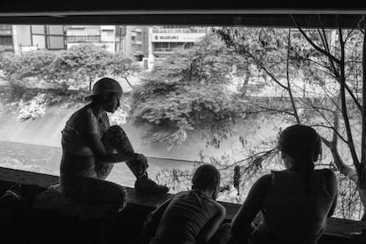 Inés mira hacia el río Guaire debajo de un puente de la autopista Francisco Fajardo donde vive con otras cinco personas. En poco más de 100 metros, al menos tres o cuatro grupos de mineros se reparten el cauce del río.