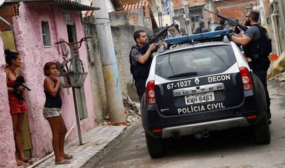Policiais civis durante a operação na Cidade de Deus.