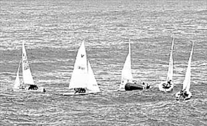 Estampa de los veleros en la bahía de la Concha.