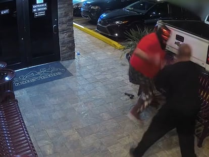 Cámaras de seguridad del club Mans Venus en Tampa (Florida) captan la confrontación con un tirador enmascarado el 19 de marzo 2023