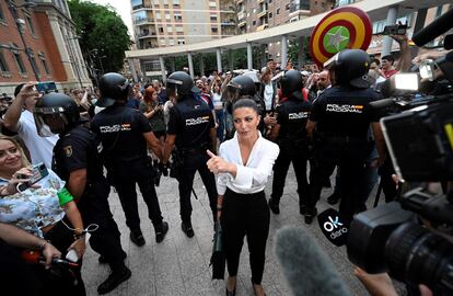 La exdiputada de Vox Macarena Olona llegaba el viernes al Paraninfo de la Universidad de Murcía.