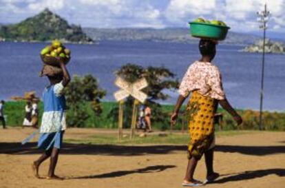 De camino a un mercado local en Mwanza, en Tanzania, con el lago Victoria al fondo.