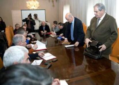 Los miembros de la dirección de Sniace, Blas Mezquita (2d) y Gómez de Liaño (d) durante la reunión que han mantenido con el comité de empresa para seguir avanzando en la búsqueda de soluciones para la reapertura de la factoría.