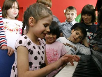 Ni&ntilde;os en un orfanato ruso.