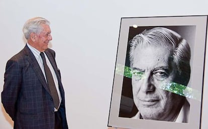 Mario Vagas Llosa desveló su retrato en la Embajada de España en Suecia.