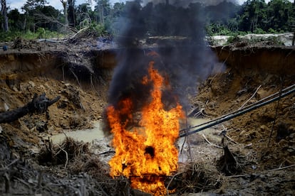 Un motor usado para dragar el suelo y extraer el oro es quemado en una operación del Grupo de Inspección Especial del Ibama, el 6 de diciembre. Prender fuego a los equipamientos colocados en medio de la selva es la práctica más habitual, ante las dificultades de desplazarlos. El año pasado se destruyeron 39 avionetas, 550 motores, 88 balsas, 52 barcos y más de 5.000 metros de mangueras de extracción, lo que da una idea del tamaño del problema. 