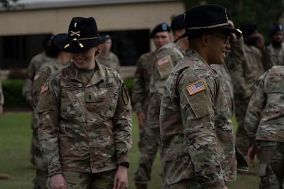 Soldados descansan al concluir una ceremonia de cambio de mando en la base militar de Fort Hood.