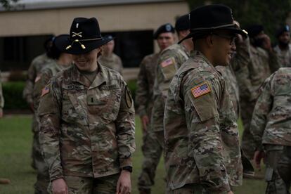 Soldados descansan al concluir una ceremonia de cambio de mando en la base militar de Fort Hood.