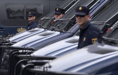 Agentes de la policía nacional custodian el exterior del Congreso de los Diputados.