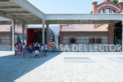 Un grupo de niños, a la puerta de la fundación.