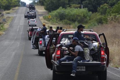 Grupos de autodefensa recorren hoy la población de Nueva Italia, en el estado de Michoacán, en el oeste de México, para hacer frente a la organización criminal de Los Caballeros Templarios. El Ejército ha reconocido dos muertos en la "operación Michoacán"