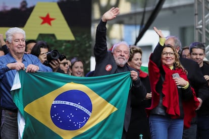 Aunque en últimos tiempos el candidato Lula da Silva ha tratado de retomar la bandera para su campaña, como en este evento en Curitiba el 17 de septiembre, sus seguidores siguen optando por el color rojo del Partido de los Trabajadores (PT).
