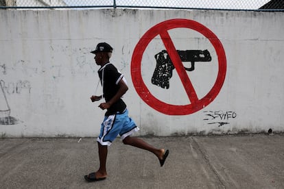 Anti-gun crime graffiti in Guayaquil.