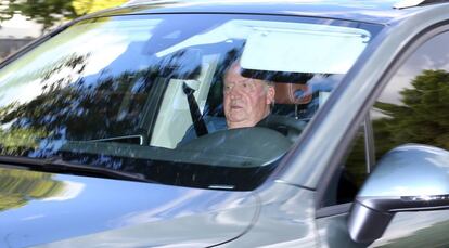 Don Juan Carlos llegando al bautizo de Carlos Zurita, en Madrid, este lunes.