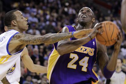 Kobe Bryant intenta tirar a canasta durante la derrota ante Golden State.