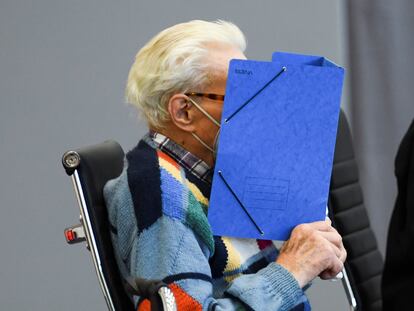 Josef S. se cubre el rostro antes de su juicio este jueves en el tribunal de Neuruppin en Brandeburgo.