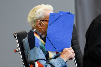 Josef S. se cubre el rostro antes de su juicio este jueves en el tribunal de Neuruppin en Brandeburgo.