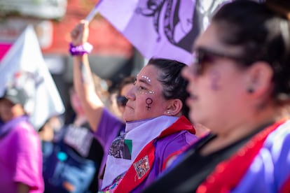 Una mujer asiste a la manifestaci?n por el D?a Internacional de la Mujer en Santiago, Chile, el 8 de Marzo de 2025.