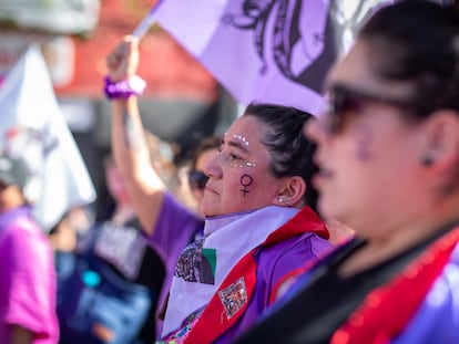 Una mujer asiste a la manifestacin por el Da Internacional de la Mujer en Santiago, Chile, el 8 de Marzo de 2025.