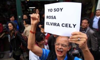 Un hombre sostiene un cartel durante la manifiestación contra el pronunciamiento que indica que Rosa Elvira Cely fue culpable de su muerte.