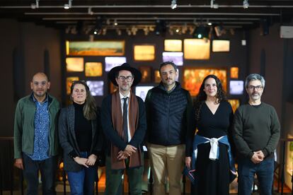 (De izquierda a derecha) Juan Pablo Vera, Ana Guglielmucci, Andrés Góngora, Carlos Salamanca, Emma del Carmen Castillo y Juan Felipe Hoyos, miembros del equipo curatorial de la exposición 'La violencia en el espacio'.