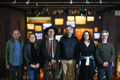 (De izquierda a derecha) Juan Pablo Vera, Ana Guglielmucci, Andrés Góngora, Carlos Salamanca, Emma del Carmen Castillo y Juan Felipe Hoyos, miembros del equipo curatorial de la exposición 'La violencia en el espacio'.