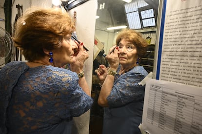 Una de las actrices del teatro comunitario se maquilla antes de una presentación.