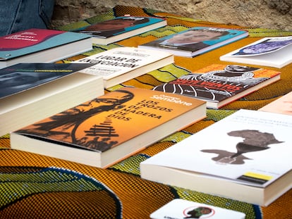 Libros expuestos para su recomendación y venta en el Festival de Cine Africano de Tarifa.