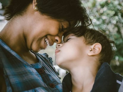 Una madre sonríe con su hijo.